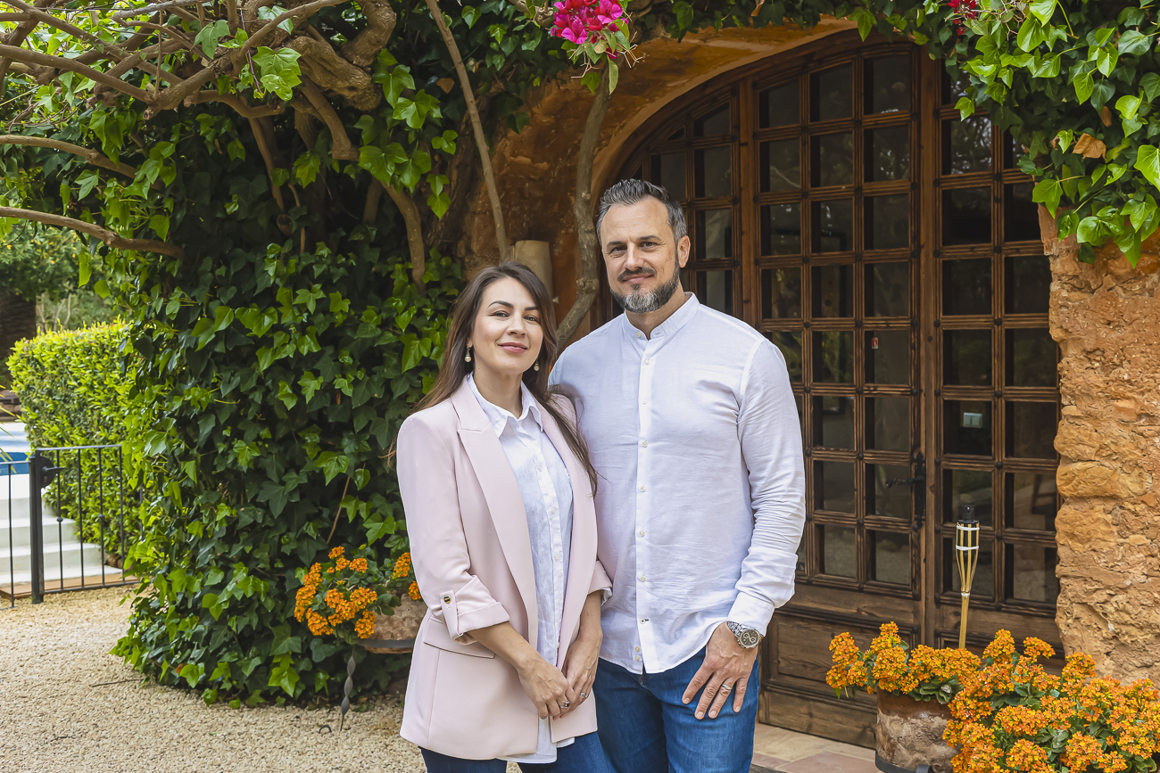 The owners of vivo360 outside a Mallorcan finca